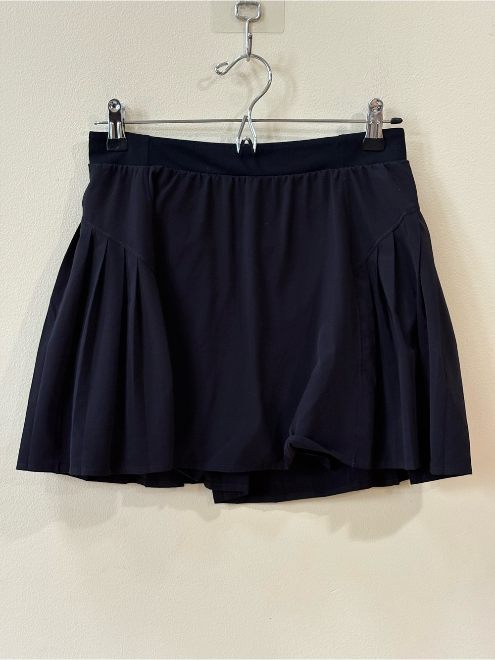 SPANX: THE GET MOVING PLEATED SKORT, 14" - VERY BLACK - Picture 7 of 11